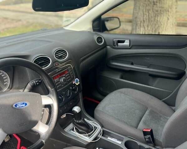 Серый Форд Фокус, объемом двигателя 1.6 л и пробегом 220 тыс. км за 3500 $, фото 5 на Automoto.ua