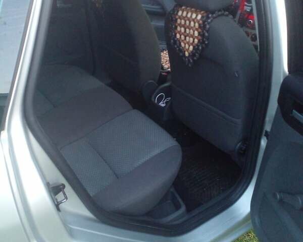 Серый Форд Фокус, объемом двигателя 1.6 л и пробегом 193 тыс. км за 5400 $, фото 10 на Automoto.ua