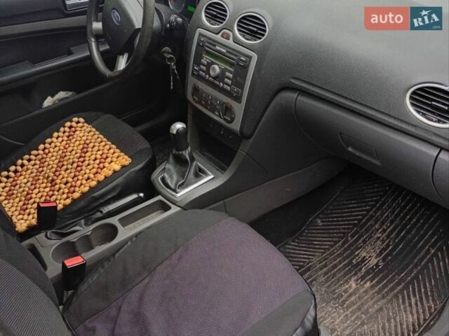 Серый Форд Фокус, объемом двигателя 1.6 л и пробегом 327 тыс. км за 3500 $, фото 5 на Automoto.ua