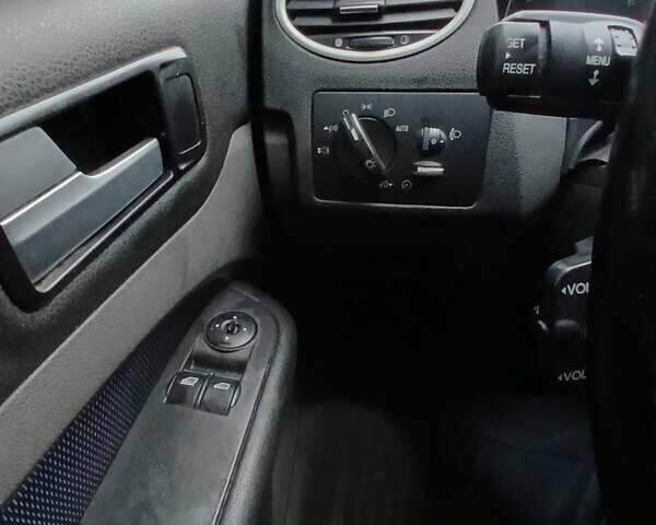 Серый Форд Фокус, объемом двигателя 1.6 л и пробегом 230 тыс. км за 5000 $, фото 10 на Automoto.ua