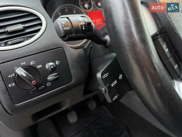 Сірий Форд Фокус, об'ємом двигуна 1.8 л та пробігом 200 тис. км за 4200 $, фото 49 на Automoto.ua