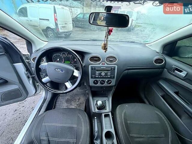 Серый Форд Фокус, объемом двигателя 1.6 л и пробегом 247 тыс. км за 5000 $, фото 3 на Automoto.ua