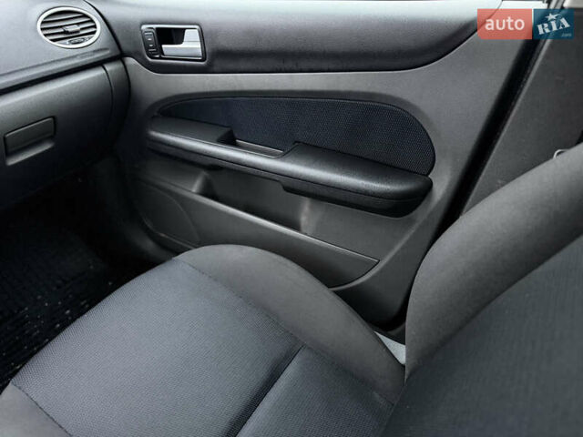 Сірий Форд Фокус, об'ємом двигуна 1.8 л та пробігом 200 тис. км за 4200 $, фото 53 на Automoto.ua