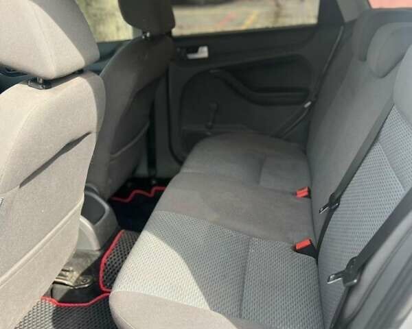 Серый Форд Фокус, объемом двигателя 1.6 л и пробегом 220 тыс. км за 3500 $, фото 6 на Automoto.ua