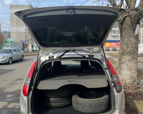 Серый Форд Фокус, объемом двигателя 1.6 л и пробегом 220 тыс. км за 3500 $, фото 7 на Automoto.ua