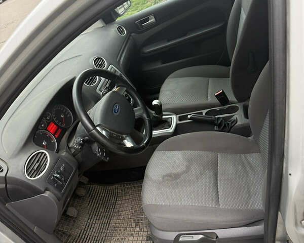 Серый Форд Фокус, объемом двигателя 1.6 л и пробегом 270 тыс. км за 3500 $, фото 7 на Automoto.ua