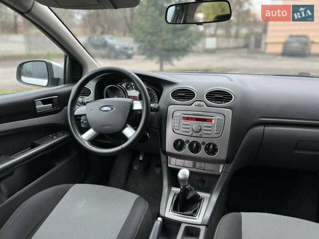 Серый Форд Фокус, объемом двигателя 1.6 л и пробегом 264 тыс. км за 4150 $, фото 14 на Automoto.ua