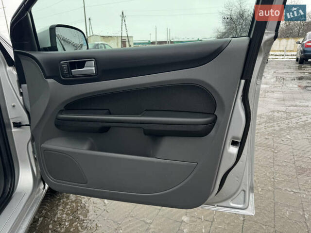 Серый Форд Фокус, объемом двигателя 1.6 л и пробегом 250 тыс. км за 5250 $, фото 27 на Automoto.ua