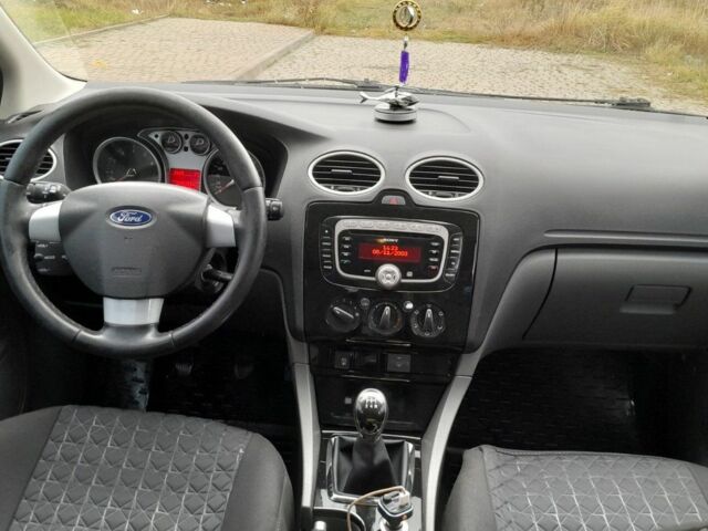 Серый Форд Фокус, объемом двигателя 1.6 л и пробегом 280 тыс. км за 4300 $, фото 1 на Automoto.ua