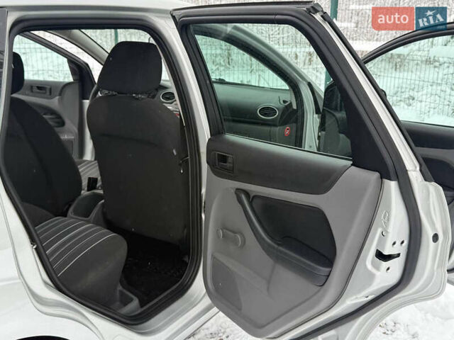 Серый Форд Фокус, объемом двигателя 1.6 л и пробегом 225 тыс. км за 4399 $, фото 51 на Automoto.ua