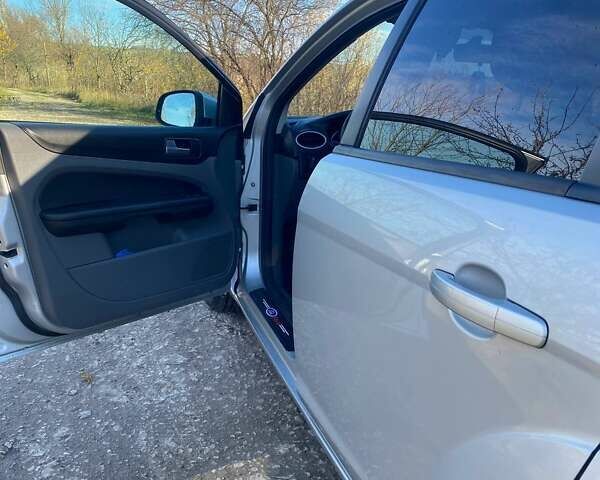 Серый Форд Фокус, объемом двигателя 1.6 л и пробегом 252 тыс. км за 5550 $, фото 9 на Automoto.ua