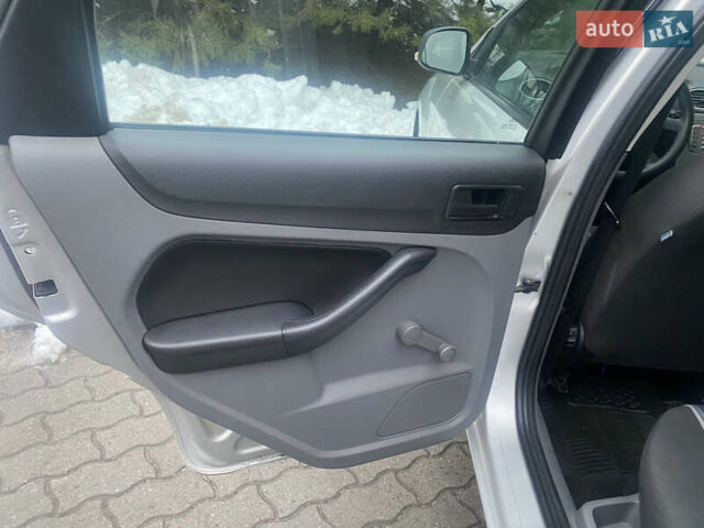 Серый Форд Фокус, объемом двигателя 1.6 л и пробегом 228 тыс. км за 4650 $, фото 25 на Automoto.ua