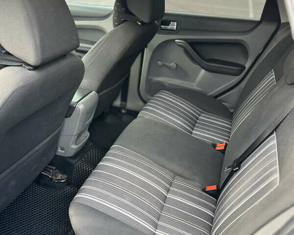 Серый Форд Фокус, объемом двигателя 1.6 л и пробегом 315 тыс. км за 5600 $, фото 13 на Automoto.ua