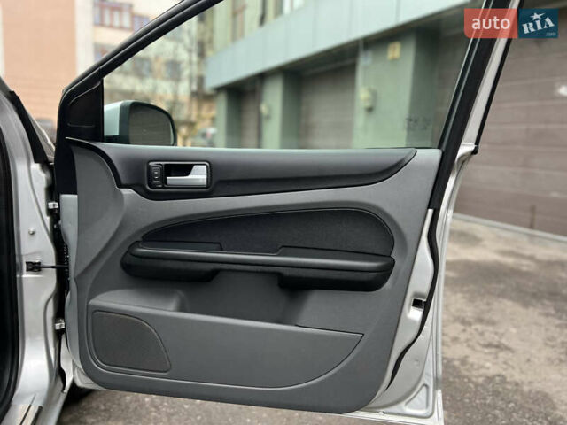 Серый Форд Фокус, объемом двигателя 1.6 л и пробегом 264 тыс. км за 4150 $, фото 43 на Automoto.ua