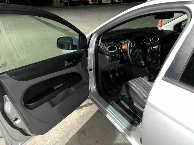 Серый Форд Фокус, объемом двигателя 1.6 л и пробегом 226 тыс. км за 2712 $, фото 8 на Automoto.ua