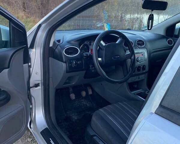 Серый Форд Фокус, объемом двигателя 1.6 л и пробегом 252 тыс. км за 5550 $, фото 5 на Automoto.ua