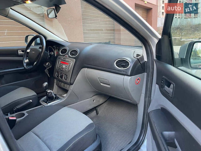 Серый Форд Фокус, объемом двигателя 1.6 л и пробегом 264 тыс. км за 3900 $, фото 7 на Automoto.ua