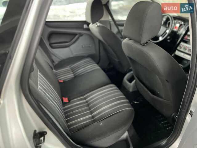 Серый Форд Фокус, объемом двигателя 1.56 л и пробегом 335 тыс. км за 4250 $, фото 8 на Automoto.ua
