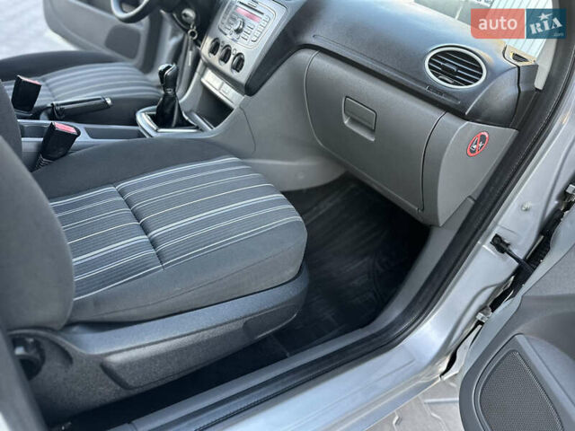 Серый Форд Фокус, объемом двигателя 1.6 л и пробегом 210 тыс. км за 5200 $, фото 63 на Automoto.ua