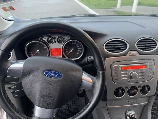 Серый Форд Фокус, объемом двигателя 1.6 л и пробегом 208 тыс. км за 5800 $, фото 6 на Automoto.ua