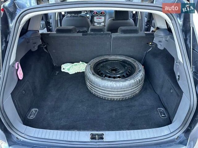 Серый Форд Фокус, объемом двигателя 2 л и пробегом 243 тыс. км за 5700 $, фото 9 на Automoto.ua