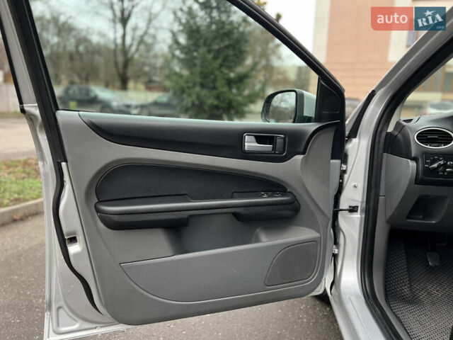 Серый Форд Фокус, объемом двигателя 1.6 л и пробегом 264 тыс. км за 4150 $, фото 24 на Automoto.ua