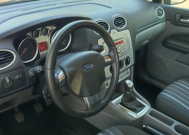 Серый Форд Фокус, объемом двигателя 1.6 л и пробегом 218 тыс. км за 2300 $, фото 5 на Automoto.ua