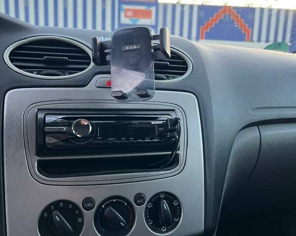 Серый Форд Фокус, объемом двигателя 1.6 л и пробегом 267 тыс. км за 4550 $, фото 11 на Automoto.ua