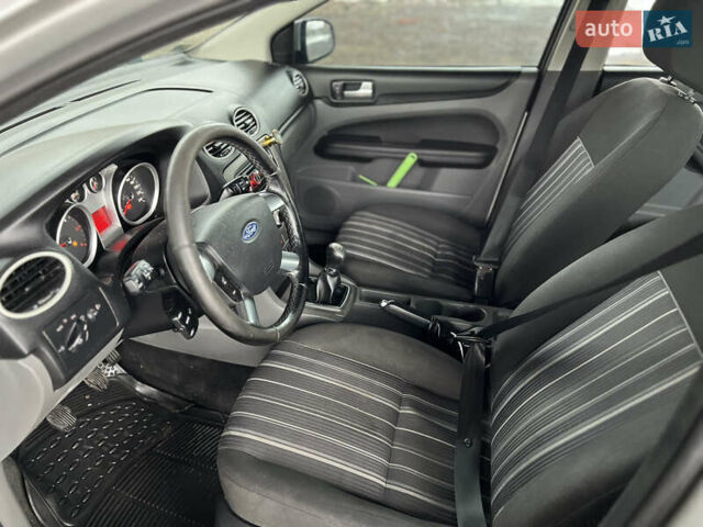 Серый Форд Фокус, объемом двигателя 1.56 л и пробегом 335 тыс. км за 4250 $, фото 11 на Automoto.ua