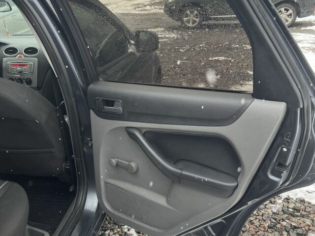 Серый Форд Фокус, объемом двигателя 1.6 л и пробегом 360 тыс. км за 4700 $, фото 12 на Automoto.ua