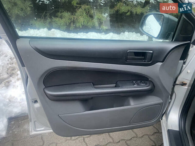 Серый Форд Фокус, объемом двигателя 1.6 л и пробегом 228 тыс. км за 4650 $, фото 23 на Automoto.ua