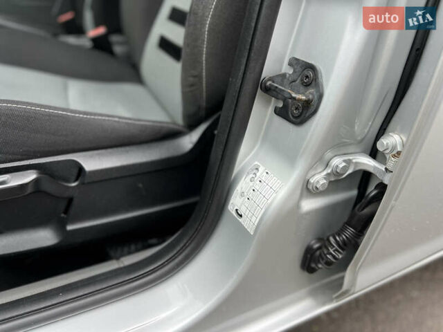 Серый Форд Фокус, объемом двигателя 1.6 л и пробегом 264 тыс. км за 4150 $, фото 22 на Automoto.ua