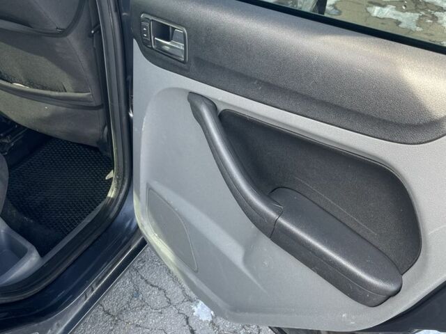 Серый Форд Фокус, объемом двигателя 1.6 л и пробегом 278 тыс. км за 4200 $, фото 7 на Automoto.ua