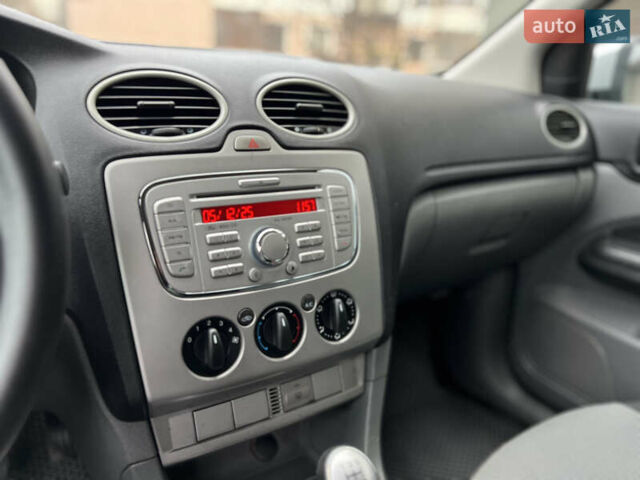 Серый Форд Фокус, объемом двигателя 1.6 л и пробегом 264 тыс. км за 4150 $, фото 13 на Automoto.ua