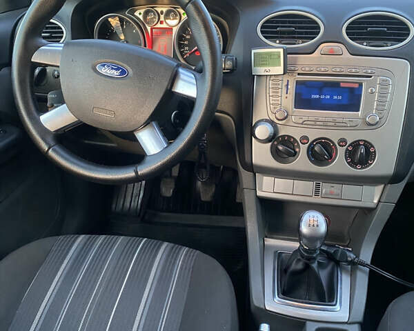 Серый Форд Фокус, объемом двигателя 1.56 л и пробегом 350 тыс. км за 4800 $, фото 11 на Automoto.ua