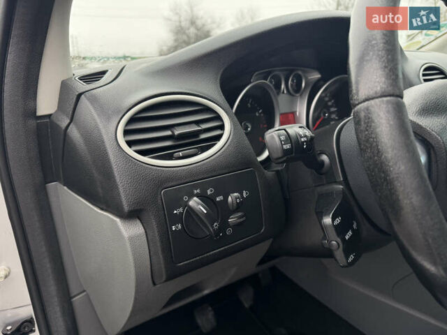 Серый Форд Фокус, объемом двигателя 1.6 л и пробегом 250 тыс. км за 5250 $, фото 23 на Automoto.ua