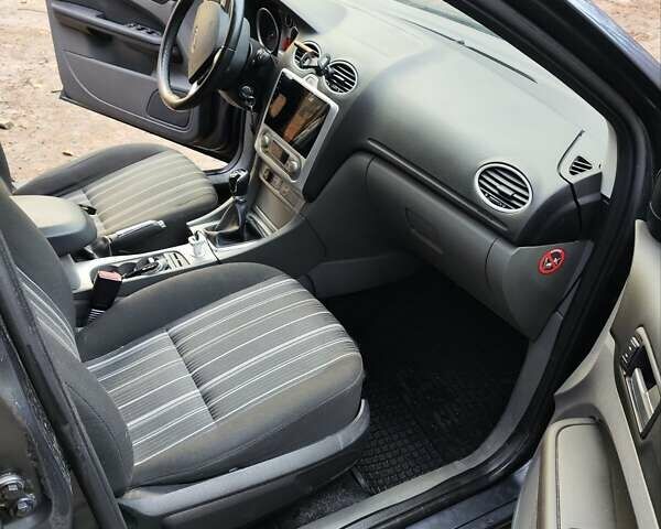 Серый Форд Фокус, объемом двигателя 1.8 л и пробегом 230 тыс. км за 5500 $, фото 6 на Automoto.ua