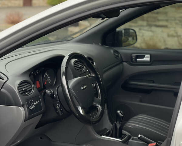 Серый Форд Фокус, объемом двигателя 1.6 л и пробегом 315 тыс. км за 4650 $, фото 19 на Automoto.ua