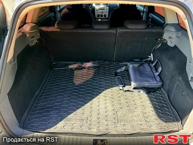 Серый Форд Фокус, объемом двигателя 1.6 л и пробегом 240 тыс. км за 5700 $, фото 5 на Automoto.ua