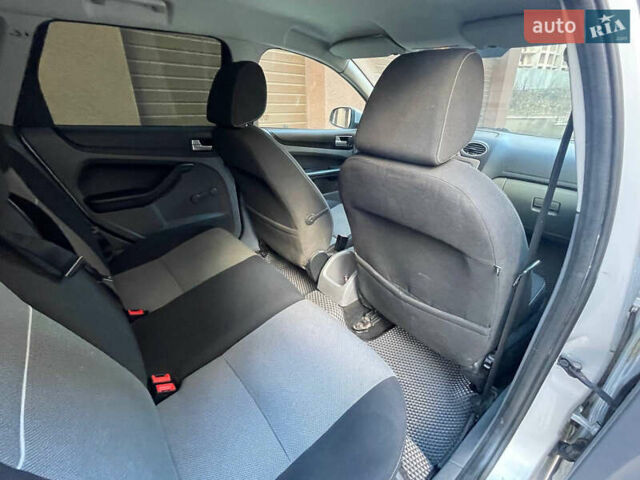 Серый Форд Фокус, объемом двигателя 1.6 л и пробегом 264 тыс. км за 3900 $, фото 22 на Automoto.ua