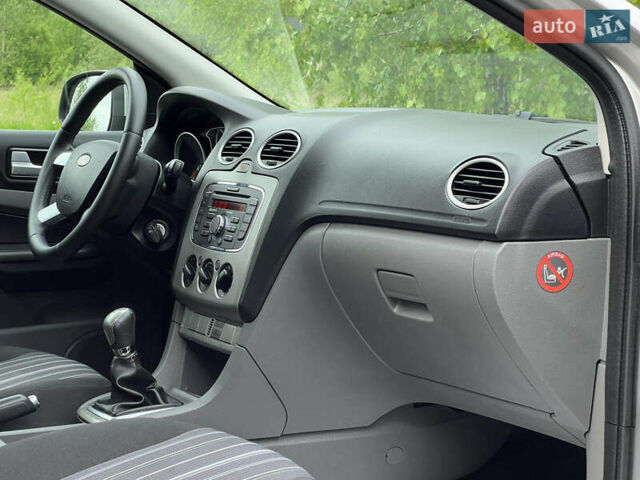 Серый Форд Фокус, объемом двигателя 1.56 л и пробегом 221 тыс. км за 5500 $, фото 7 на Automoto.ua