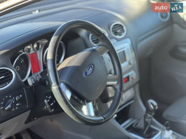 Серый Форд Фокус, объемом двигателя 1.6 л и пробегом 300 тыс. км за 5400 $, фото 12 на Automoto.ua