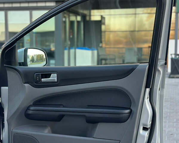 Серый Форд Фокус, объемом двигателя 1.6 л и пробегом 210 тыс. км за 5200 $, фото 64 на Automoto.ua