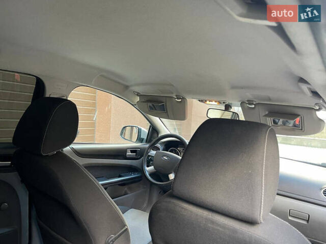 Серый Форд Фокус, объемом двигателя 1.6 л и пробегом 264 тыс. км за 3900 $, фото 14 на Automoto.ua