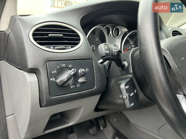 Серый Форд Фокус, объемом двигателя 1.6 л и пробегом 264 тыс. км за 4150 $, фото 25 на Automoto.ua