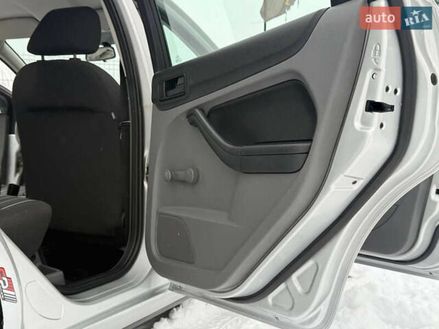 Сірий Форд Фокус, об'ємом двигуна 1.6 л та пробігом 225 тис. км за 4300 $, фото 52 на Automoto.ua