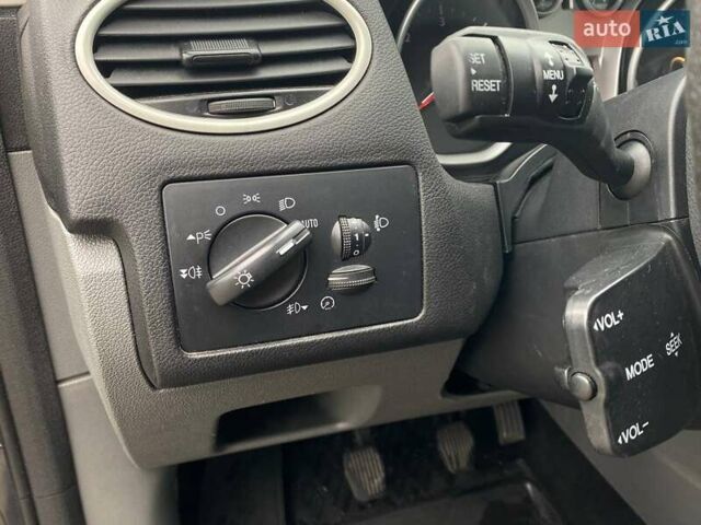 Серый Форд Фокус, объемом двигателя 1.56 л и пробегом 330 тыс. км за 5890 $, фото 20 на Automoto.ua