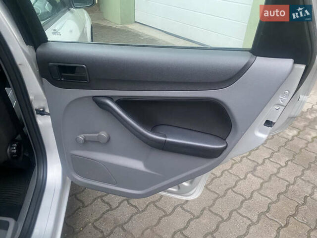 Серый Форд Фокус, объемом двигателя 1.6 л и пробегом 228 тыс. км за 4650 $, фото 20 на Automoto.ua