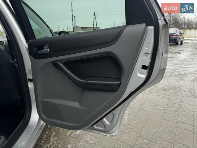 Серый Форд Фокус, объемом двигателя 1.6 л и пробегом 250 тыс. км за 5250 $, фото 30 на Automoto.ua