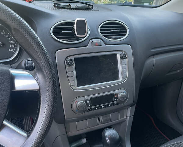 Серый Форд Фокус, объемом двигателя 1.6 л и пробегом 346 тыс. км за 5000 $, фото 7 на Automoto.ua